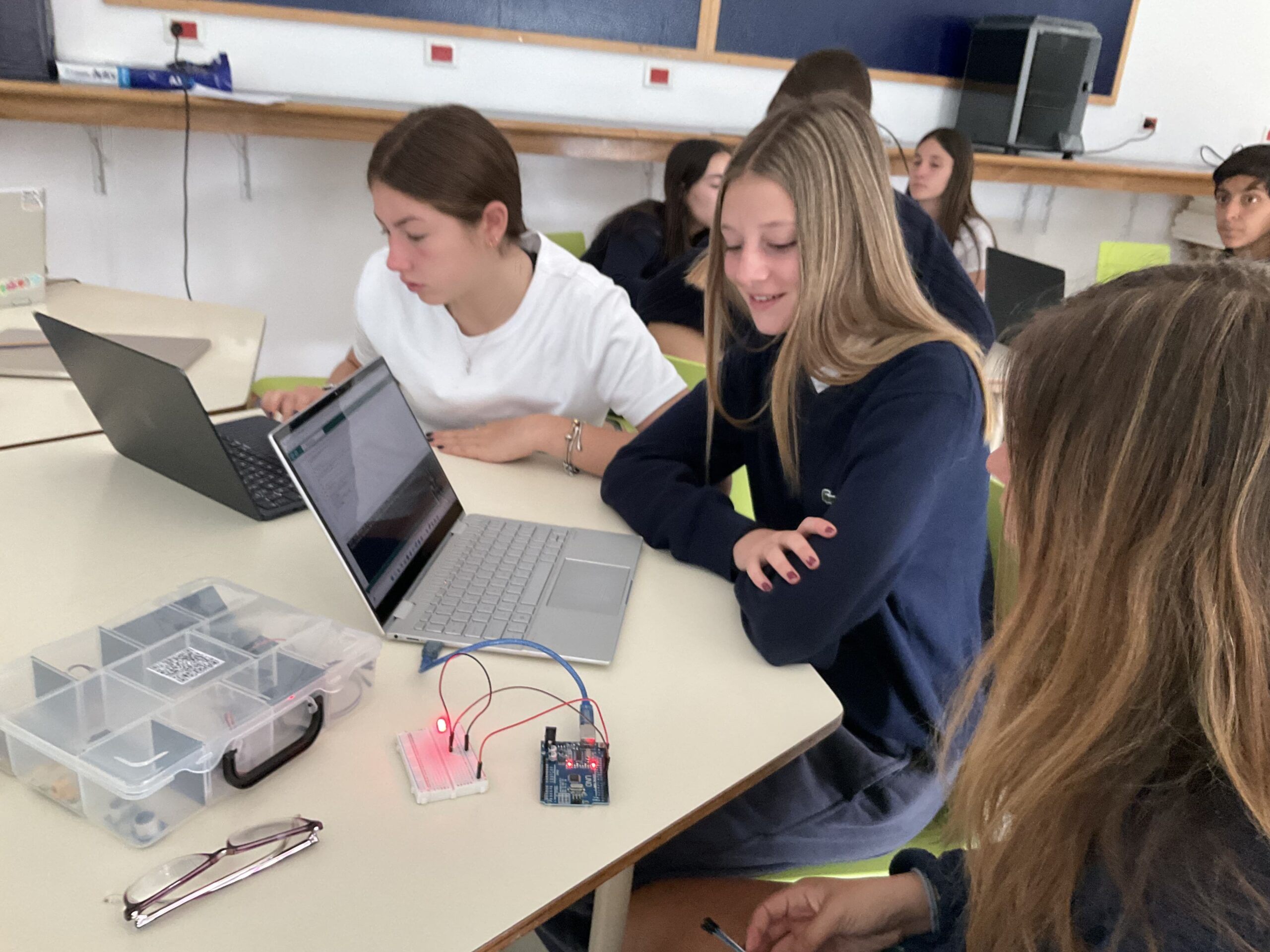 Arduino Boards, Lights, Code and Creativity in Year 9 Arduino Boards, Lights, Code and Creativity in Year 9