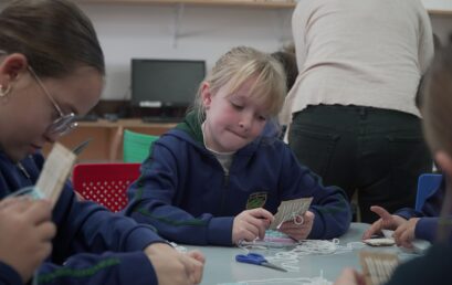 Y4 Students made Argentine cockades for Flag Day.